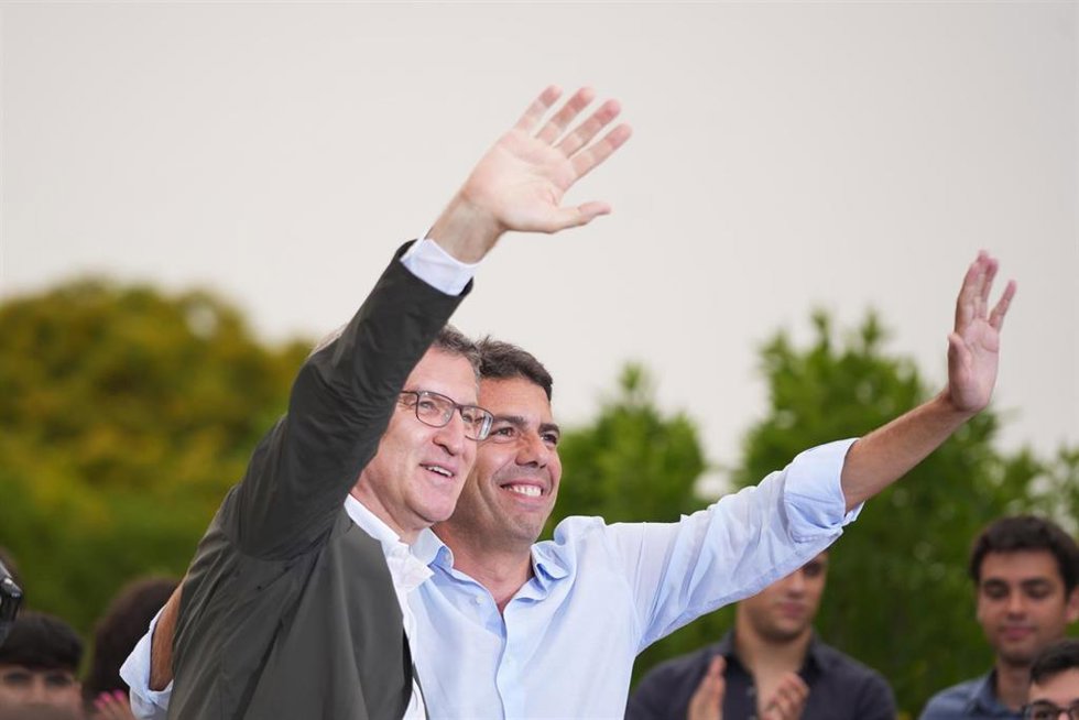 Archivo - El presidente del PP, Alberto Núñez Feijóo (i) y el president de la Generalitat Valenciana, Carlos Mazón (d), durante un mitin de cierre de campaña del Partido Popular, en el Auditorio Parque de Cabecera, a 7 de junio de 2024, en Valencia.