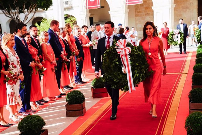 El presidente de la Diputación de Almería, Javier A. García, en la ofrenda de flores con motivo del 200 aniversario de 'Los Coloraos'.