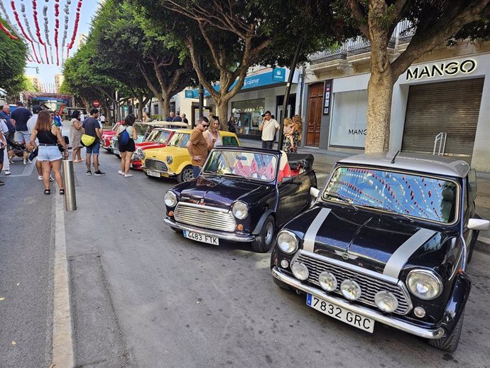 Una exposición de coches Mini Cooper y Seat 600 en el Paseo de Almería.