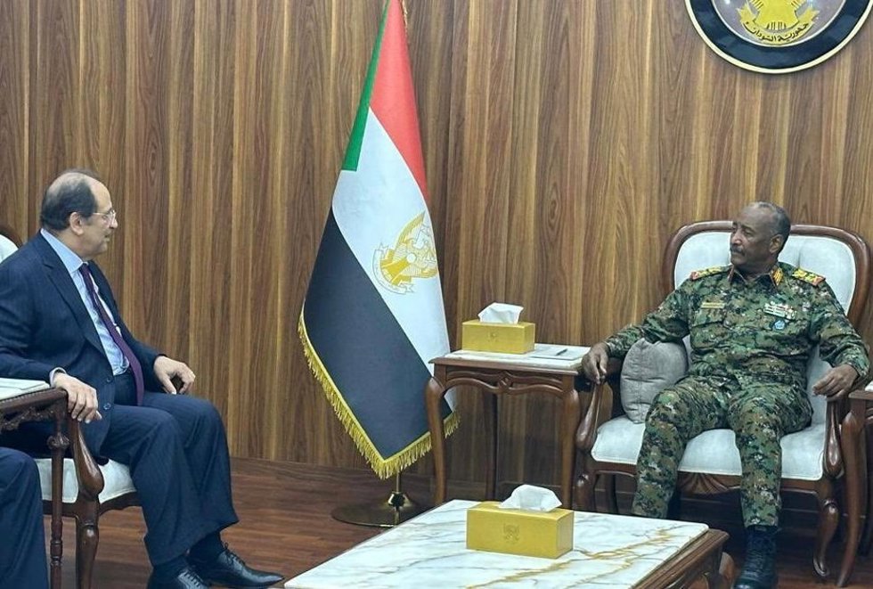 El jefe de la Inteligencia de Egipto, Abbas Kamel, y el líder militar sudanés, Abdelfatá al Burhan