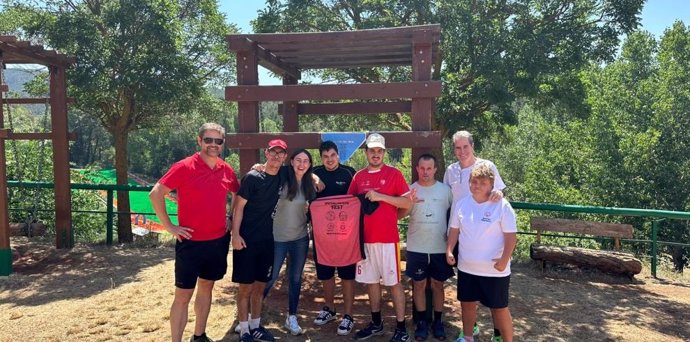 La directora gerente del IAJ, con algunos de los participantes en el campus, en Alcalá de la Selva La directora gerente del IAJ, Cristina Navarro, con algunos de los participantes en el campus, en Alcalá de la Selva.