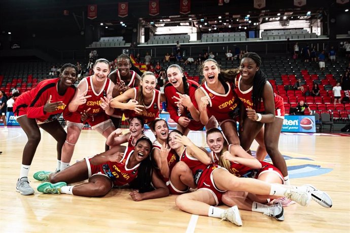 Las jugadoras de la selección femenina Sub-16 celebran su medalla de bronce en el Europeo 2024