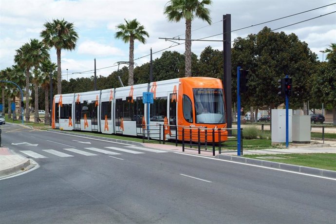 Archivo - Un convoy del TRAM d'Alacant, en una imagen de archivo