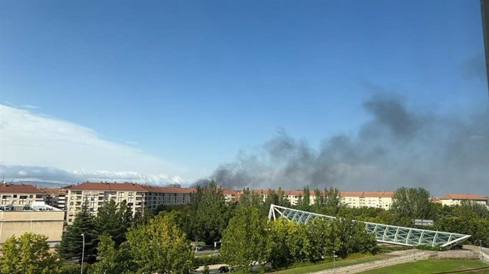 Humo negro visible por todo Logroño del incendio en una nave industrial de la Asociación Reto en el camino viejo de Oyón