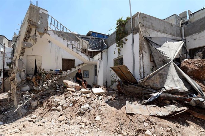 Un hombre en un edificio dañado tras una incursión israelí en la ciudad cisjordana de Yenín