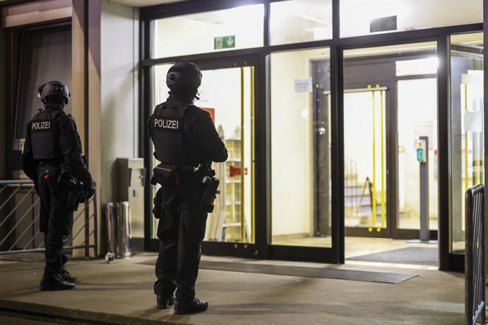 24 August 2024, North Rhine-Westphalia, Solingen: Special police forces carry out an operation at a refugee shelter which, according to the police, is connected to the knife attack at the Solingen city festival. An attack at the 650th anniversary celebr