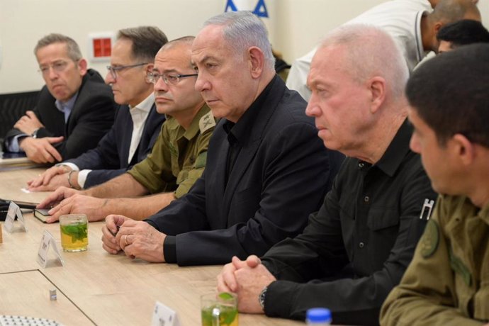 El primer ministro israelí, Benjamin Netanyahu, y el ministro de Defensa israelí, Yoav Gallant, reunidos tras declarar el estado de emergencia militar