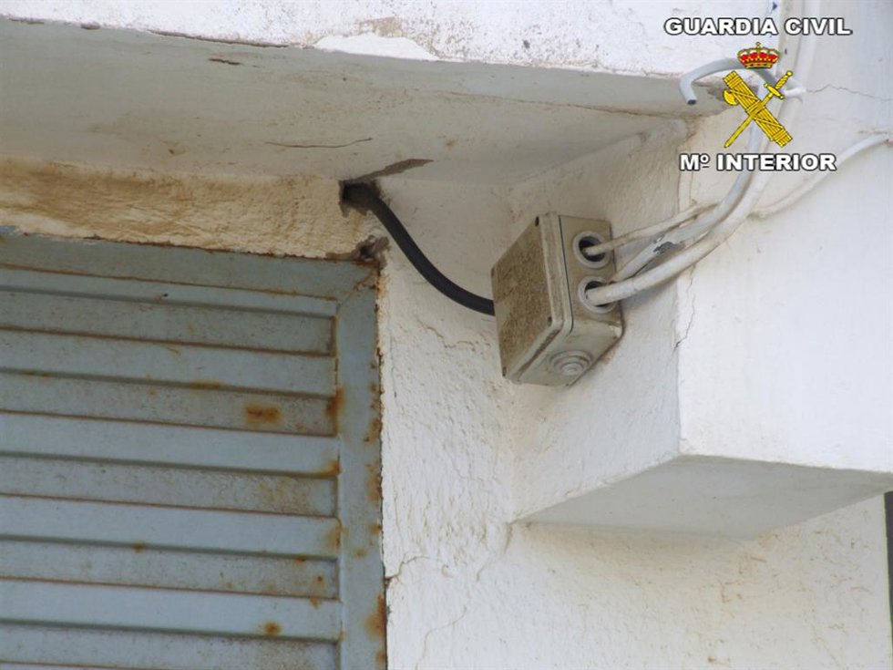 Archivo - Imagen de archivo de una acometida ilegal a la red eléctrica
