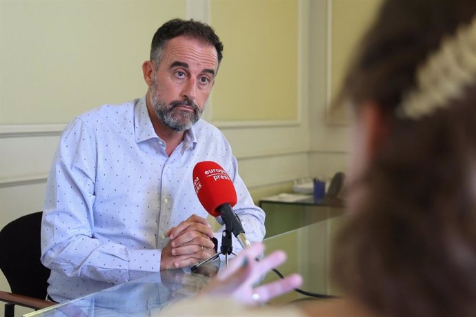 El conseller de Vivienda, Territorio y Movilidad del Govern balear, José Luis Mateo, durante una entrevista con Europa Press, en la Conselleria.