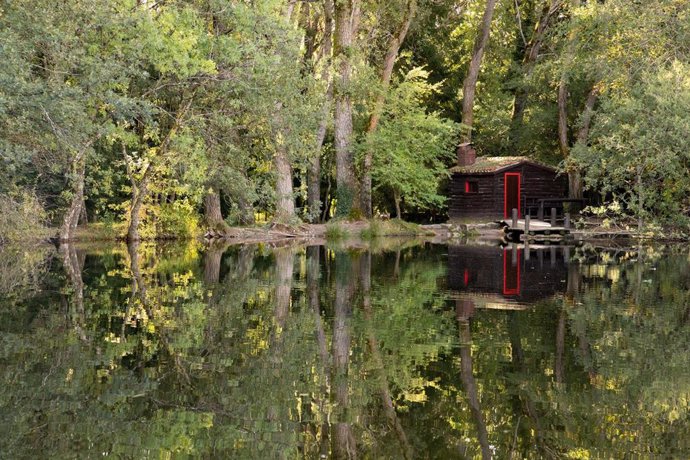 Archivo - Una caseta junto a un lago en el Bosque Finlandés, a 20 de septiembre de 2023, en Rascafría, Madrid (España).