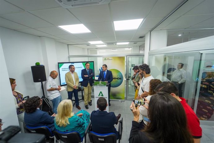 Archivo - El consejero de Presidencia, Antonio Sanz, con el consejero de Universidad, José Carlos Gómez Villamandos, interviene durante la inauguración del nuevo Centro Andaluz de Emprendimiento (CADE) en la Línea de la Concepción.