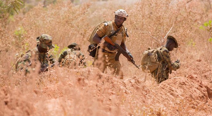 Archivo - Imagen de archivo de militares durante unos ejercicios en Burkina Faso 