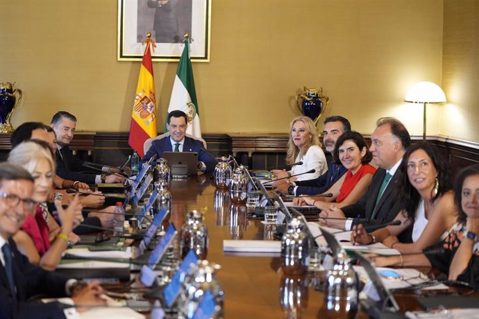 El presidente de la Junta de Andalucía, Juanma Moreno (d), durante el Consejo de Gobierno en el Palacio de San Telmo, a 30 de julio de 2024 en Sevilla (Andalucía, España). 