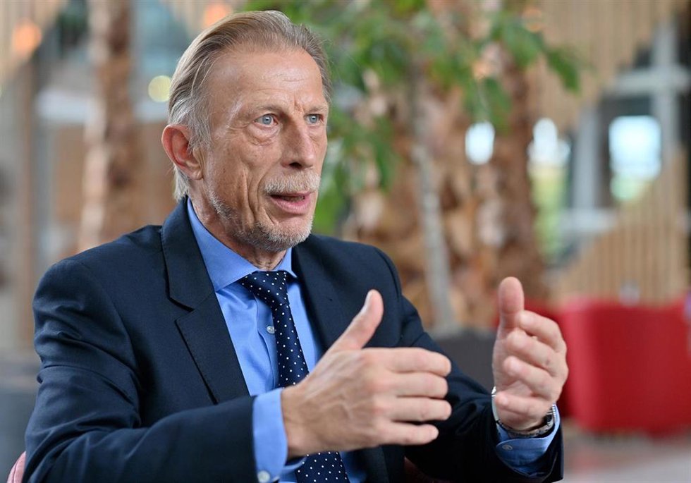 Archivo - FILED - 16 October 2020, Bavaria, Munich: Christoph Daum speaks during an interview with the German Press Agency in a hotel at Munich Airport. Daum, a prominent German football figure known for his coaching career, has died at 70 after a long 