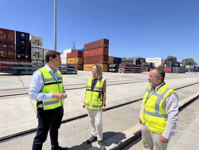 El presidente del Puerto de Huelva, Alberto Santana (izquierda), en una visita la actual terminal ferroviaria, acompañado de la jefa del Departamento de Proyectos y Obras, Guadalupe Díaz, y del responsable de Infraestructuras, Vicente González.