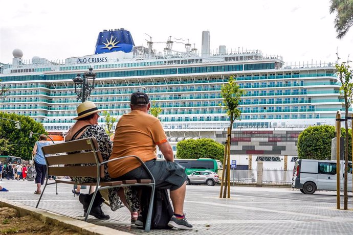 Archivo - Turistas del crucero anclado en el puerto de Cádiz visitan la ciudad. ARCHIVO.