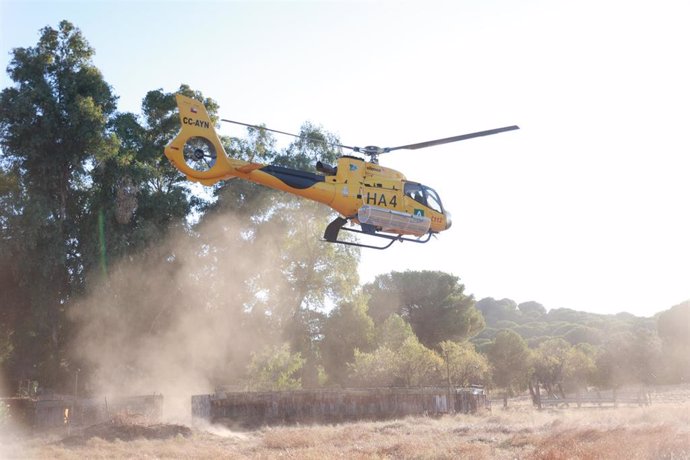 Helicópetro del 112 participando en el Plan Infoca del incendio forestal de Andújar (Jaén) en el puesto de mando avanzado. A 19 de agosto de 2024, en Andújar, Jaén (Andalucía, España). Más de 150 efectivos siguen desplegados por parte del Plan Infoca en e