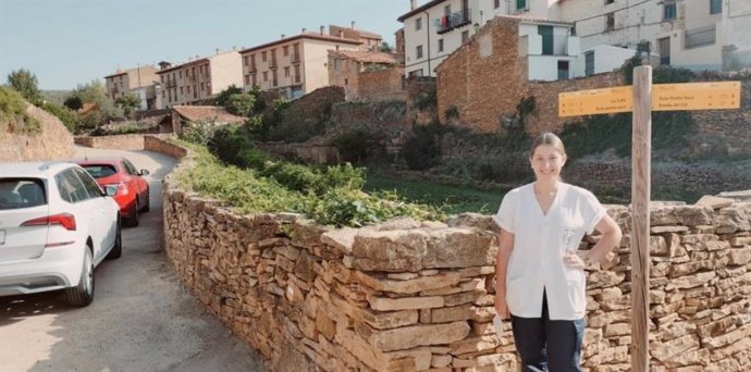 La estudiante de Enfermería de la Universidad de Zaragoza, Alba Achón, realiza prácticas extracurriculares, este verano, en el centro de salud de Cantavieja.