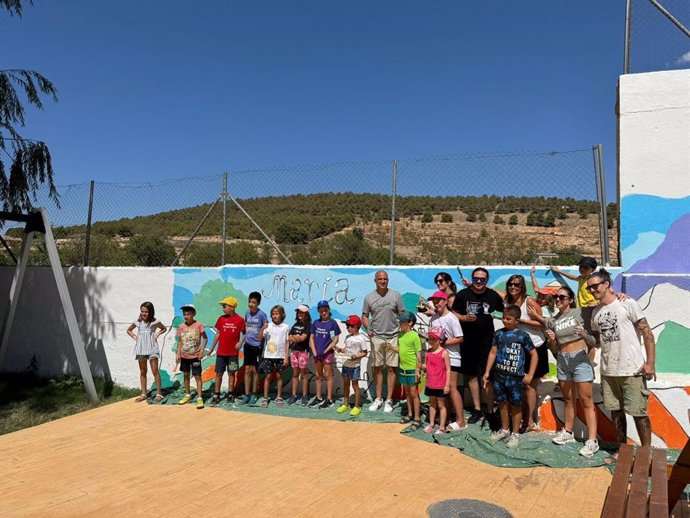 Taller de pintura mural en el municipio de María (Almería).