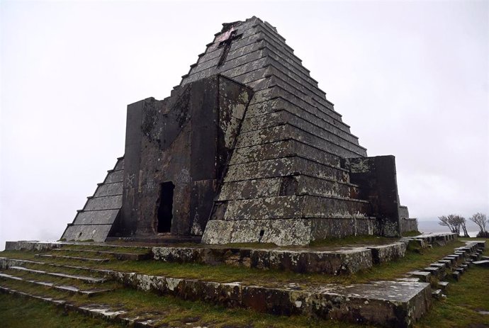 Archivo - Vista del exterior de la Pirámide de los Italianos, en el Puerto del Escudo, a 29 de febrero de 2024, en Burgos, Castilla y León (España). 