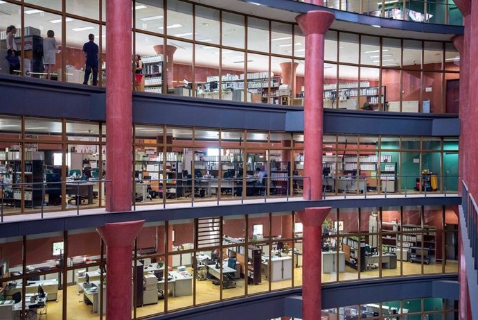 Interior del edificio Torretriana, en la Cartuja, donde trabajan miles de trabajadores.