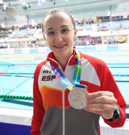 María Delgado enseña una medalla de plata tras una competición.