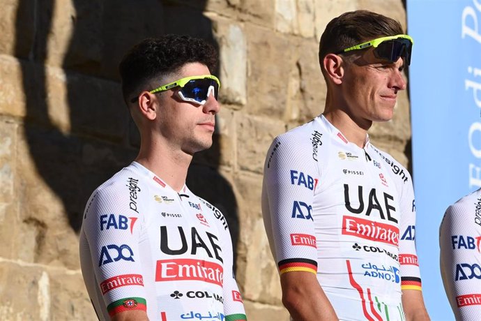 Archivo - Joao Almeida and Nils Politt of UAE Team Emirates during the teams presentation before the Grand Depart of the Tour de France 2024 on June 27, 2024 at the Piazzale Michelangelo in Florence, Italy - Photo Gianluca Ricci / LiveMedia / DPPI