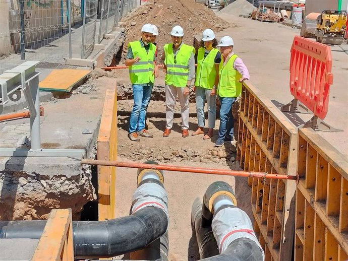 El Consejero de Medio Ambiente, Vivienda y Ordenación del Territorio, Juan Carlos Suarez-Quiñónes, visita las obras de la red de calor en Ponferrada