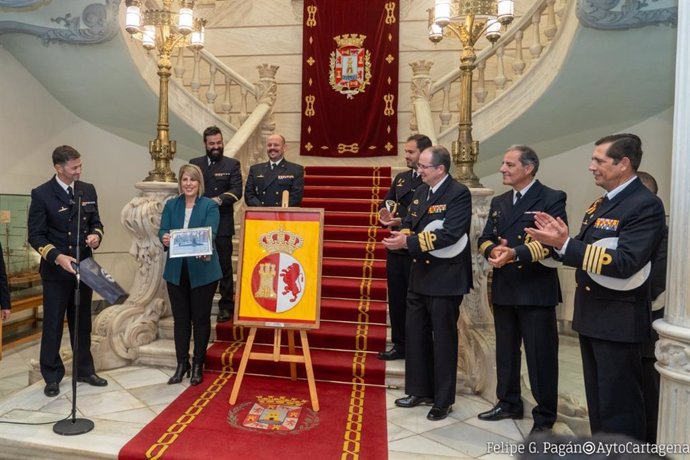 Entrega de llaves de Cartagena y reproducción de la bandera de combate del submarino Isaac Peral a la dotación del S81.