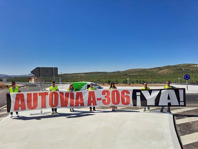 Archivo - Pancarta con el lema 'Autovía A-306 ¡ya!' desplegada el pasado julio en el tramo de carretera donde se han ejecutado obras.