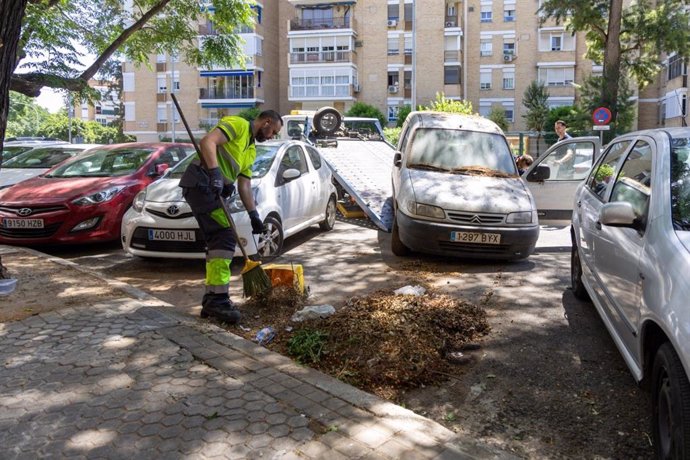 Intervención municipal para retirar un vehículo abandonado en la vía pública.