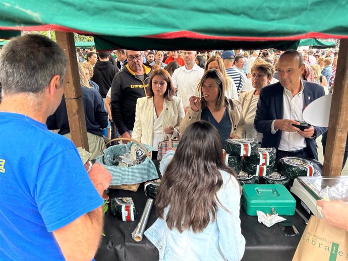 La delegada del Gobierno en Asturias, Adriana Lastra, y la vicepresidenta del Gobierno del Principado, Gimena Llamedo, en el Certamen del Queso Cabrales