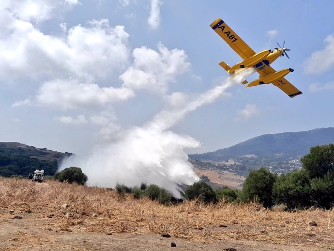 Actuación del Infoca, de la Junta de Andalucía, en el incendio en el Paraje Canillas, en Algeciras (Cádiz).