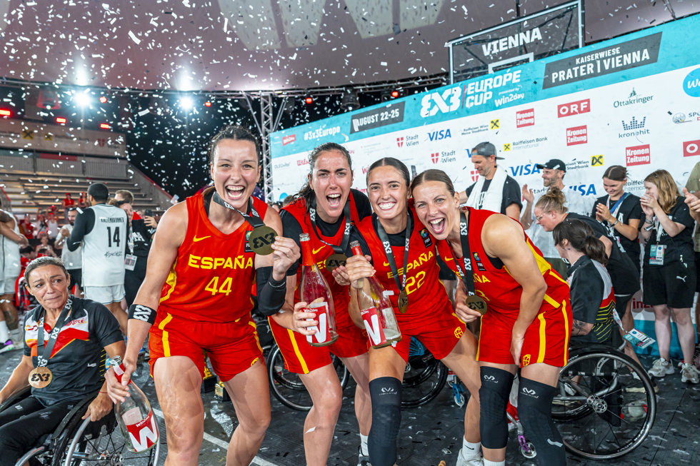 Las jugadoras de la selección femenina de baloncesto 3x3 celebran su título europeo