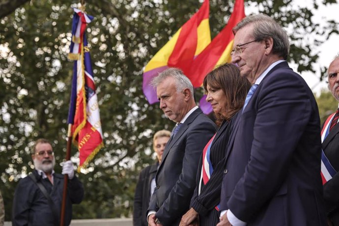 El ministro de Política Territorial y Memoria Democrática, Ángel Víctor Torres, junto a la alcaldesa de París, Anne Hidalgo, en el homenaje celebrado en París.