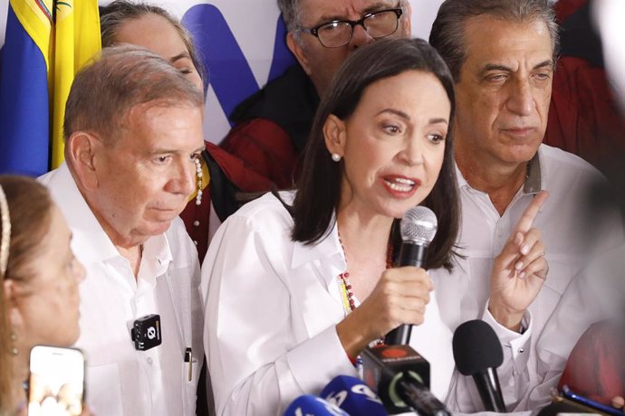 29 July 2024, Venezuela, Caracas: Venezuelan opposition leader Maria Corina Machado talks to the media next to opposition presidential candidate Edmundo Gonzalez Urrutia, following the presidential election results in Caracas. Photo: Jeampier Arguinzones/