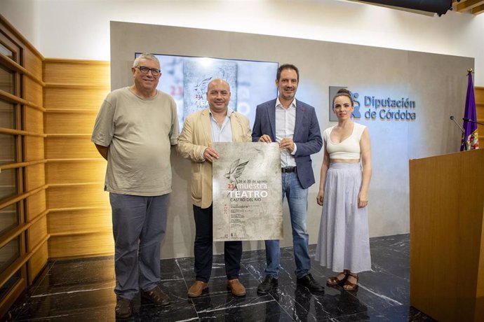 Duque y Criado (centro) sostienen el cartel de la 23 Muestra de Teatro de Castro del Río, en su presentación.