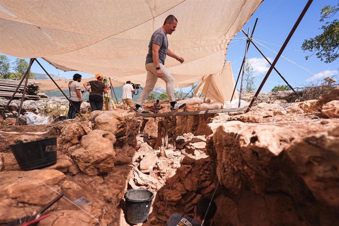 El consejero de Cultura, Turismo y Deporte, Mariano de Paco Serrano, visita el Valle de los Neandertales de Pinilla del Valle