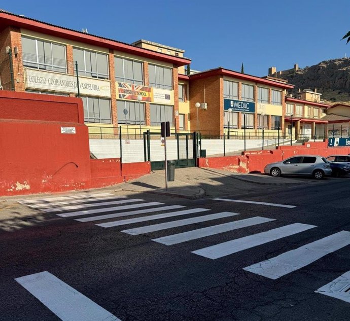 Arreglo de un paso de peatones frente a un colegio.