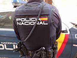 Archivo - Foto de archivo de un agente de la Policía Nacional