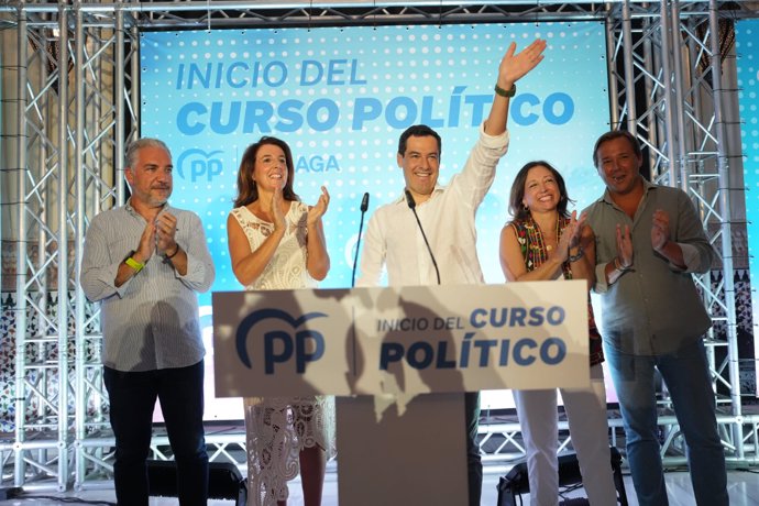 El presidente del PP de Andalucía y presidente de la Junta, Juanma Moreno, en el centro de la imagen, con Elías Bendodo, Patricia Navarro y Antonio Repullo. 