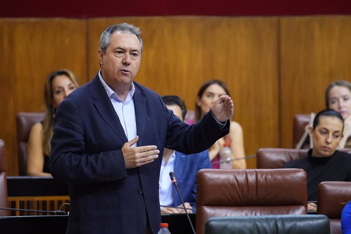 Archivo - El secretario general del PSOE A, Juan Espadas, en una imagen de archivo en el Parlamento andaluz.