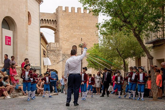 Las danzas de Arts i Oficis y los Teixidors protagonizan la penúltima jornada del 55 Sexenni de Morella (Castellón)