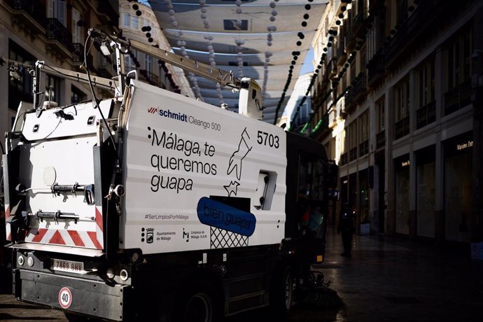 Limpieza en el centro de Málaga tras un día de Feria