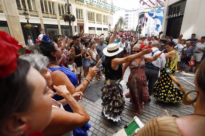 Miles de malagueños y visitantes disfrutan la Feria de Málaga .