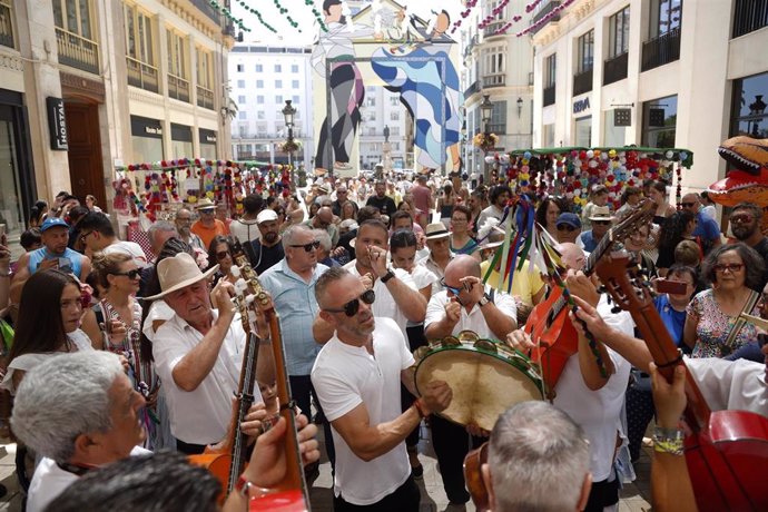 Miles de malagueños y visitantes viven a tope la Feria de Málaga en las calles del centro 