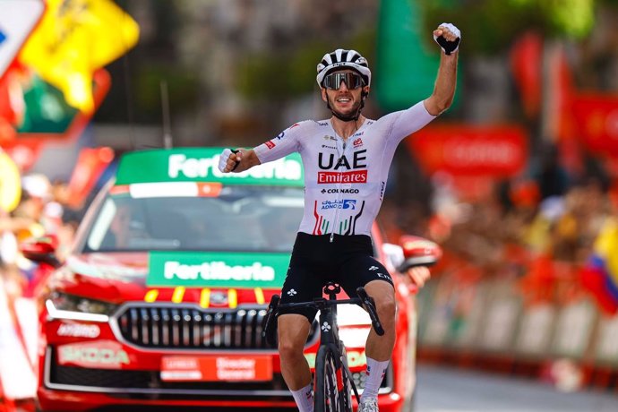 Adam Yates (UAE Team Emirates) celebra una victoria de etapa en la Vuelta Ciclista a España.