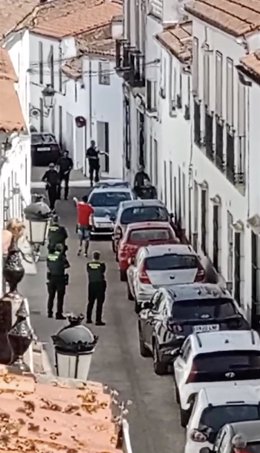 Agentes de la Guardia Civil tratan de dialogar y calmar al varón que, finalmente, ha sido detenido sobre las 20,30 horas de este pasado sábado en Fregenal de la Sierra (Badajoz)