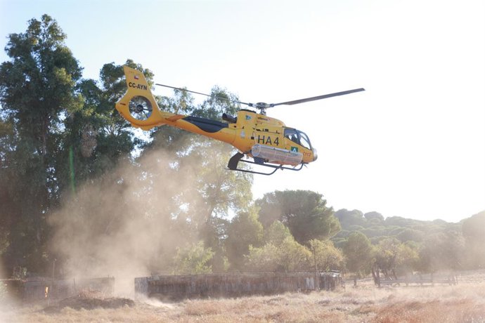 Helicópetro del 112 participando en el Plan Infoca del incendio forestal de Andújar (Jaén) en el puesto de mando avanzado. A 19 de agosto de 2024, en Andújar, Jaén (Andalucía, España). Más de 150 efectivos siguen desplegados por parte del Plan Infoca en