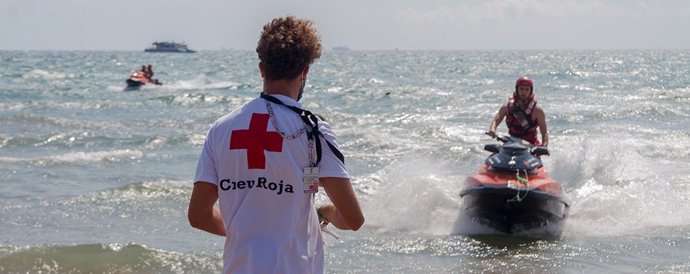 Archivo - Socorrista de Cruz Roja en una playa valenciana, en una fotografía de archivo